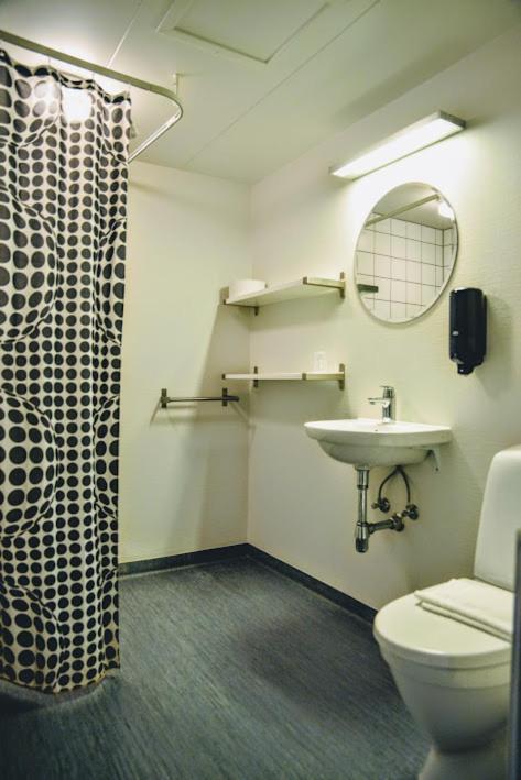 Stoberiet Hostel สเวนด์บอร์ก ภายนอก รูปภาพ A typical shower room