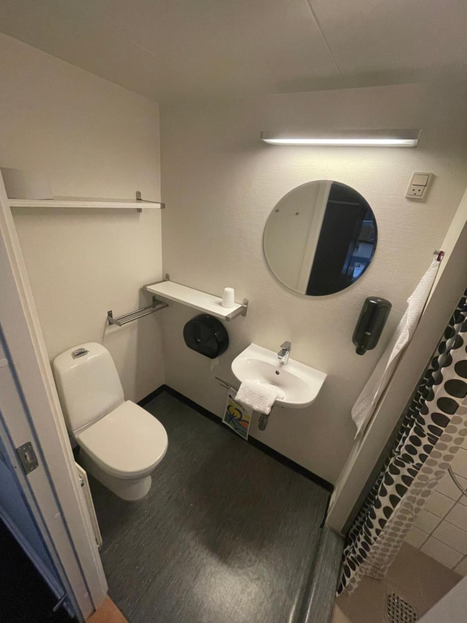 Stoberiet Hostel สเวนด์บอร์ก ภายนอก รูปภาพ A typical bathroom in a student residence hall at the University of Helsinki