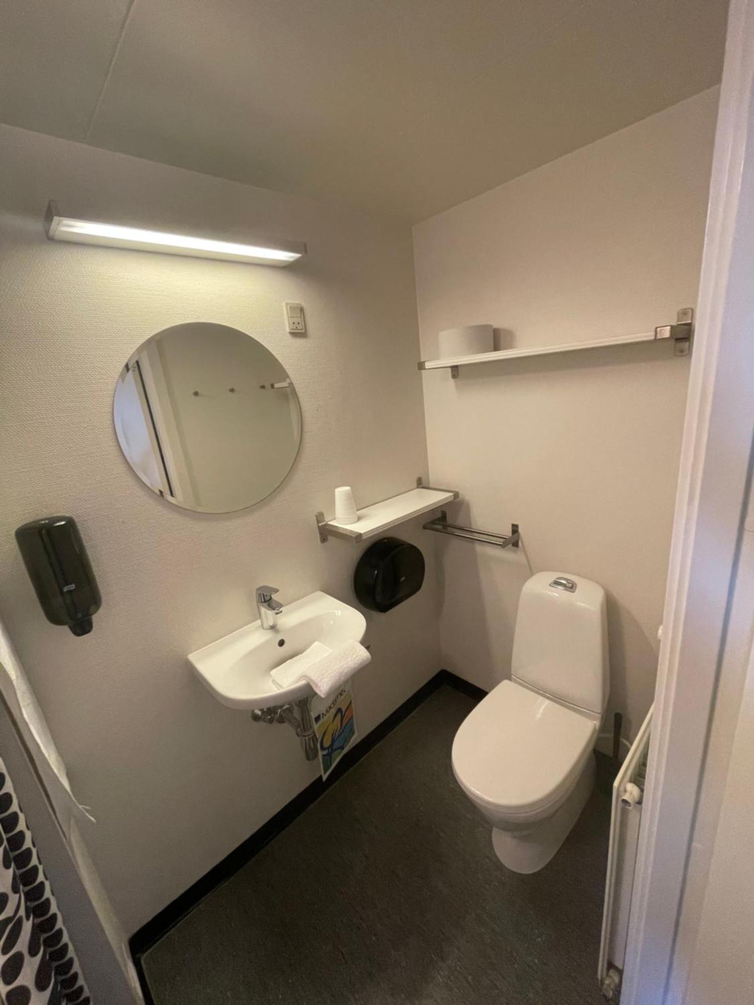 Stoberiet Hostel สเวนด์บอร์ก ภายนอก รูปภาพ A typical bathroom in a hostel