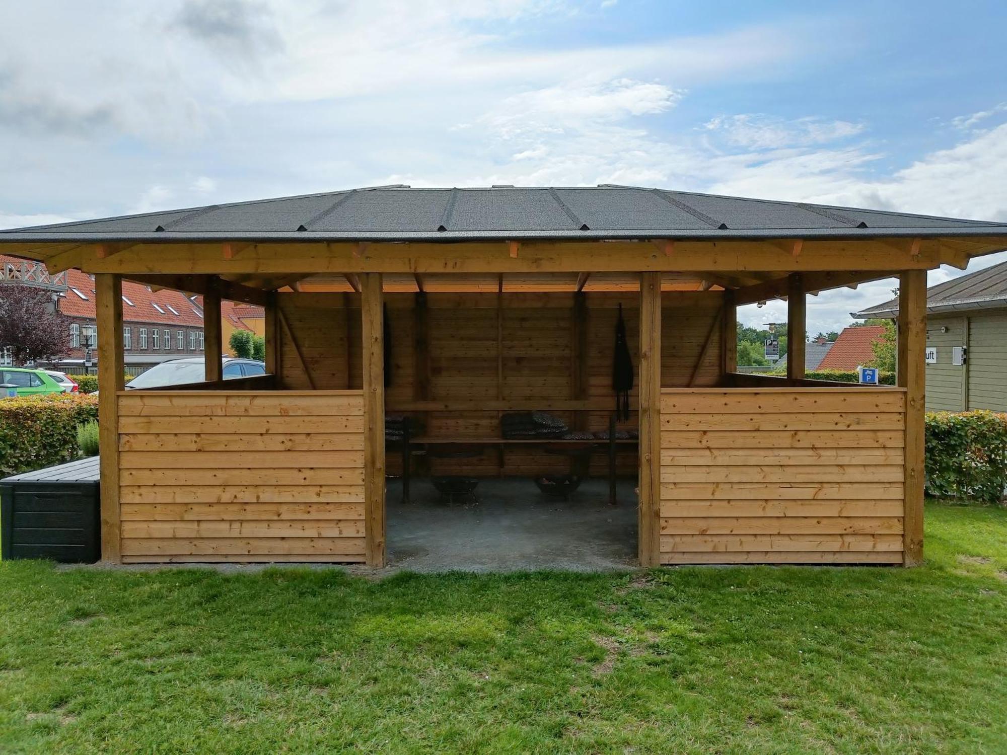 Stoberiet Hostel สเวนด์บอร์ก ภายนอก รูปภาพ A wooden gazebo