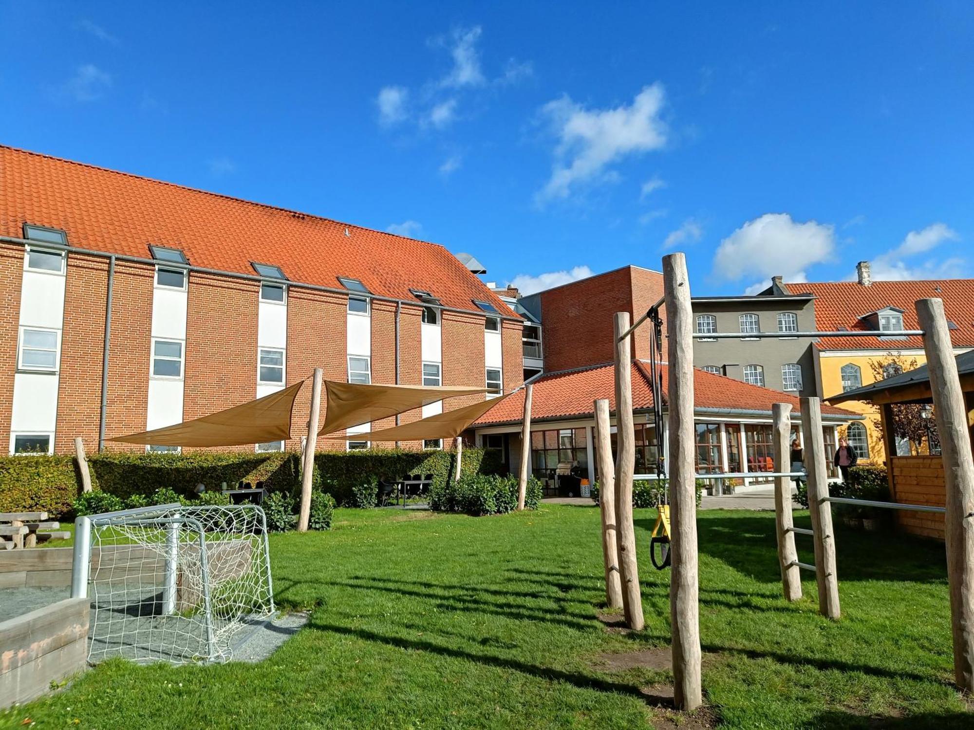 Stoberiet Hostel สเวนด์บอร์ก ภายนอก รูปภาพ The school's main building