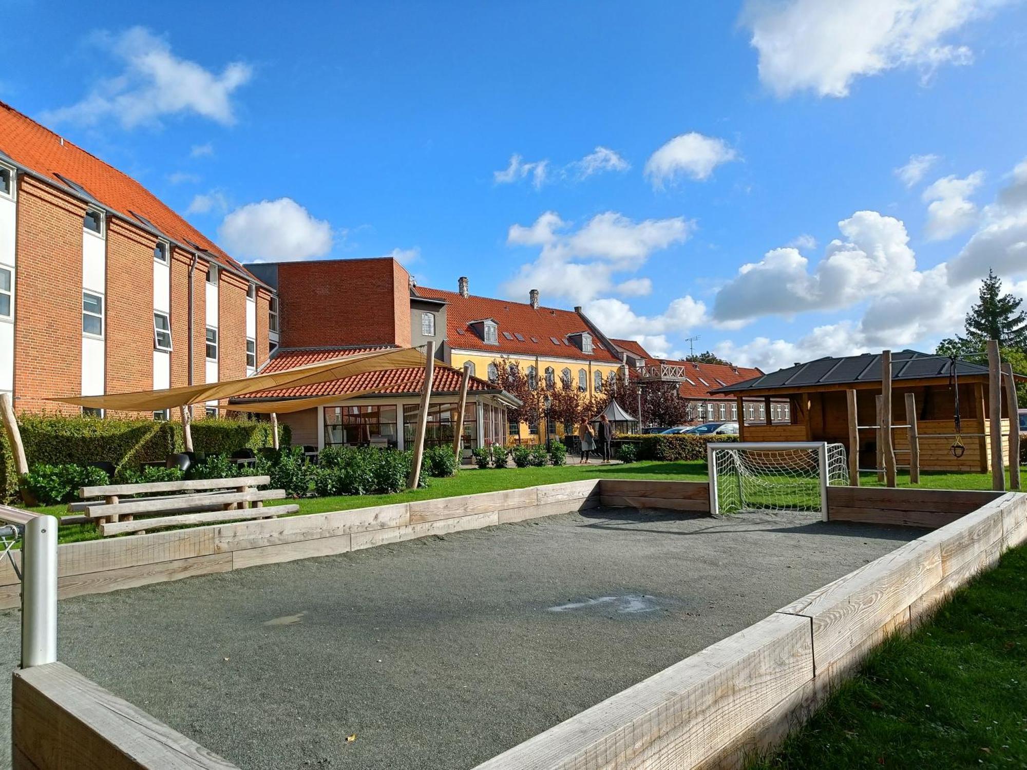 Stoberiet Hostel สเวนด์บอร์ก ภายนอก รูปภาพ The Pétanque court