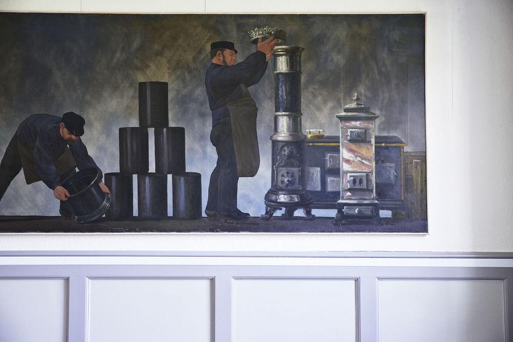 Stoberiet Hostel สเวนด์บอร์ก ภายนอก รูปภาพ The painting in the station