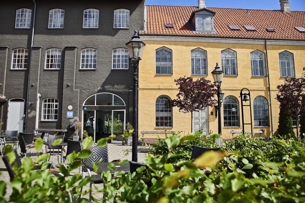 Stoberiet Hostel สเวนด์บอร์ก ภายนอก รูปภาพ The Yellow House