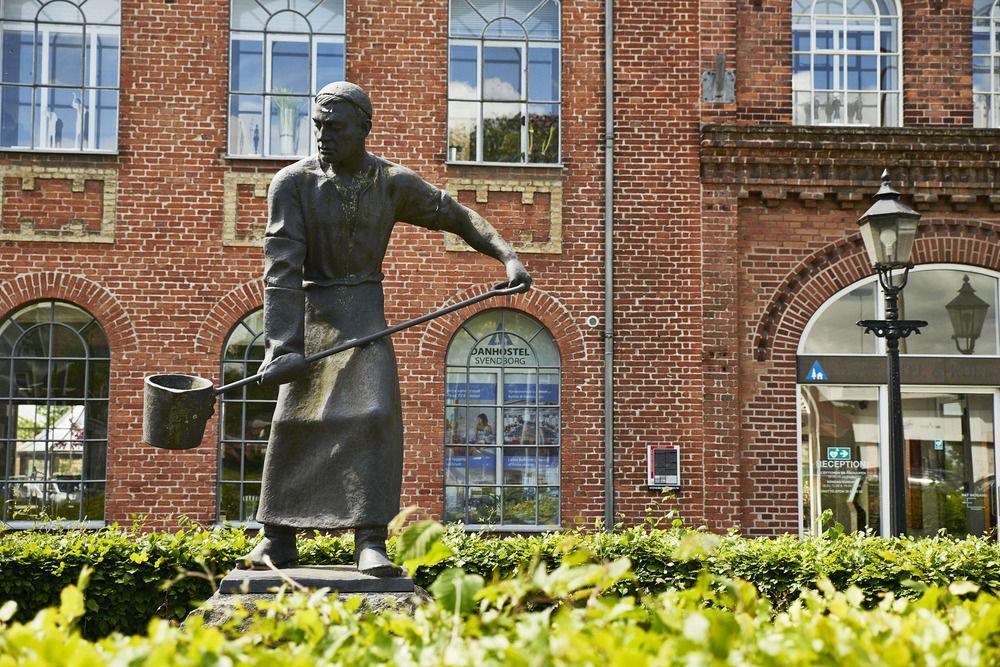 Stoberiet Hostel สเวนด์บอร์ก ภายนอก รูปภาพ The statue of Mary Shelley in front of the school