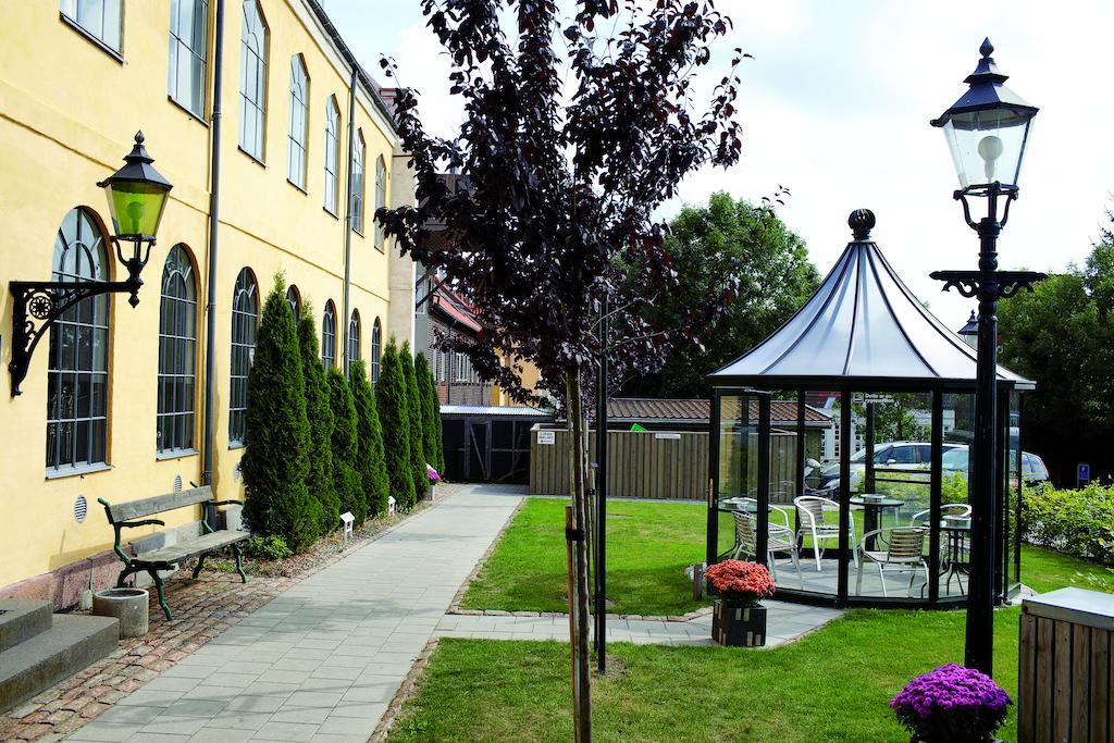 Stoberiet Hostel สเวนด์บอร์ก ภายนอก รูปภาพ The courtyard of the former school
